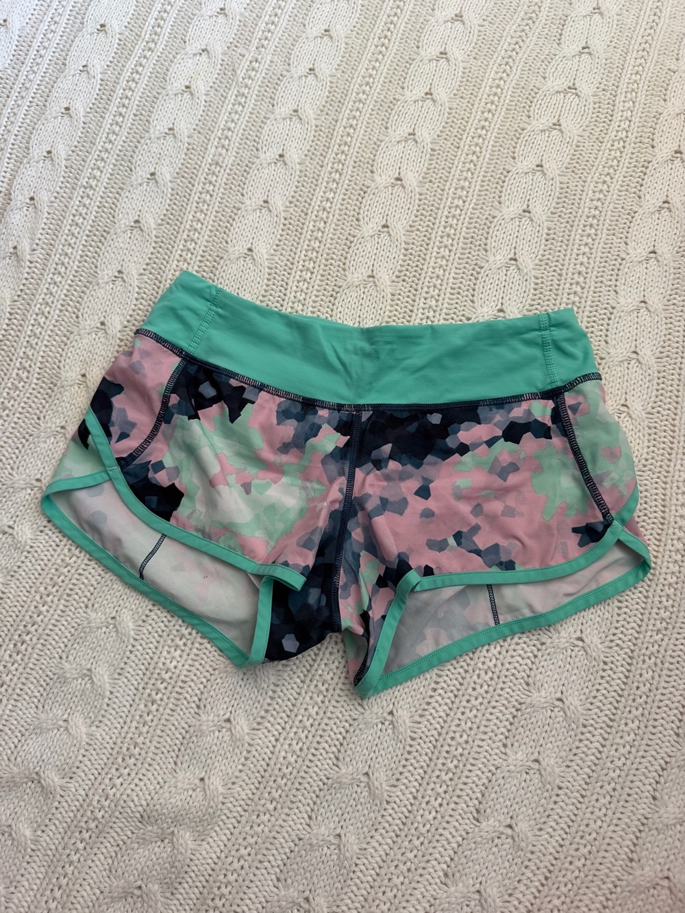 Lululemon Clouded Dreams Multi Menthol pattern shorts size 4